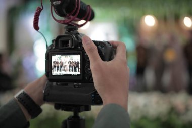 Kamerayı tutan adam.