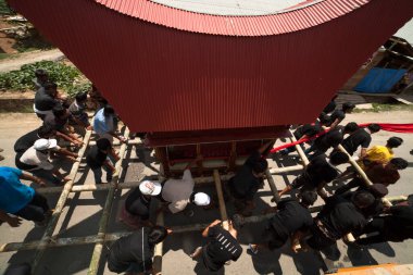 TANA TORAJA, SULAWESI, İNDONEZYA - 26 Kasım 2016: Tana Toraja, Sulawesi, Endonezya 'da cenaze töreni