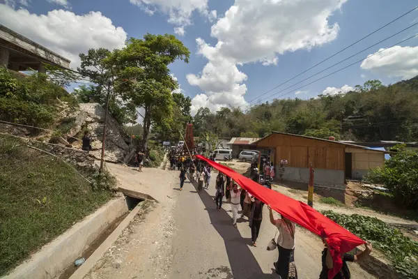 TANA TORAJA, SULAWESI, İNDONEZYA - 26 Kasım 2016: Tana Toraja, Sulawesi, Endonezya 'da cenaze töreni