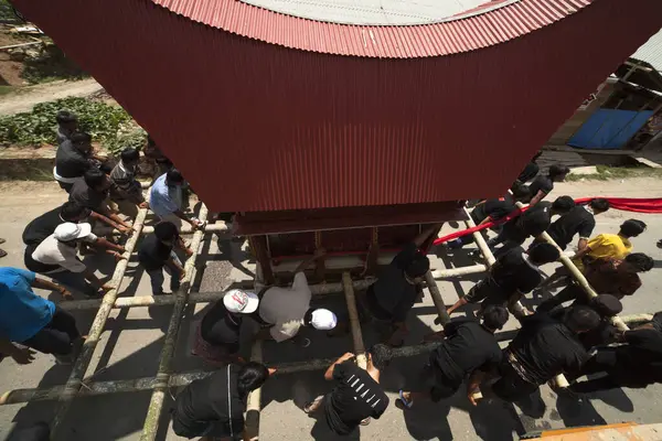 TANA TORAJA, SULAWESI, İNDONEZYA - 26 Kasım 2016: Tana Toraja, Sulawesi, Endonezya 'da cenaze töreni