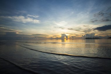 Güneş sahilde sakin bir sahil atmosferiyle yükseliyor, Belitung Endonezya