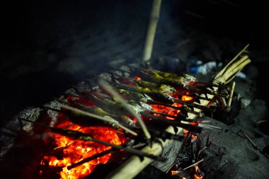 Izgara balık geleneksel olarak pişirilir.