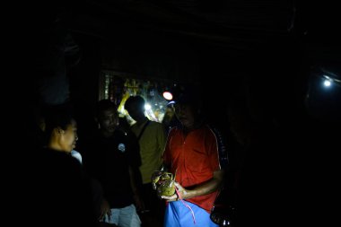 BATI Java, İNDONEZYA. 20 Ekim 2019 - Balıkçılar, Endonezya 'nın Java denizinde yaşayanların izlediği bölgede yengeç yakalıyor.