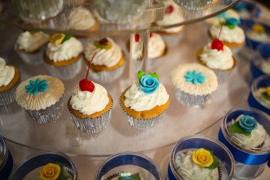 Renkli küçük kekler.