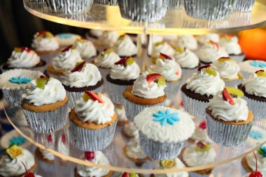 Güzel renkli kaplamalı küçük kekler.