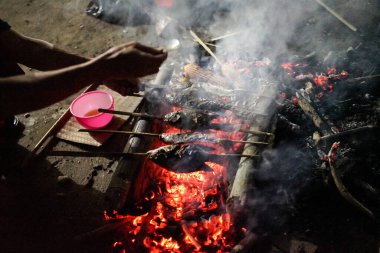 Ikan Bakar. Endonezyalılar tarafından sık sık yapılan odun kullanarak nasıl yemek yapılır?