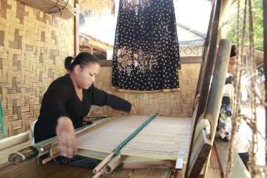 BADUY, İNDONEZYA - 18 Ekim 2015: Kumaş ustaları geleneksel aletlerle kumaş yapıyorlar
