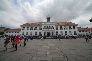 JAKARTA, INDONEZYA - 14 Ekim 2016: Kota Tua Jakarta 'da gün içinde turistik atmosfer