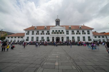 JAKARTA, INDONEZYA - 14 EKİM 2016: Kota Tua Jakarta 'daki güzel bulutlarla gündüz vakti turistlerin atmosferi
