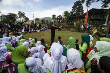 GUNG PADANG, CIANJUR, İNDONEZYA - 6 MAYIS 2016 Dağ üretimi çerçevesinde sahne sanatları