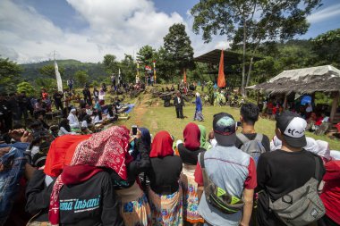 GUNG PADANG, CIANJUR, İNDONEZYA - 6 MAYIS 2016 Dağ üretimi çerçevesinde sahne sanatları