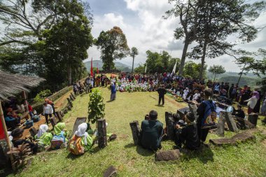 GUNG PADANG, CIANJUR, İNDONEZYA - 6 MAYIS 2016 Dağ üretimi çerçevesinde sahne sanatları