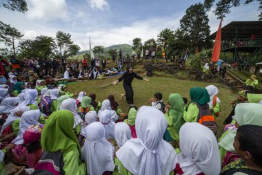 GUNG PADANG, CIANJUR, İNDONEZYA - 6 MAYIS 2016 Dağ üretimi çerçevesinde sahne sanatları