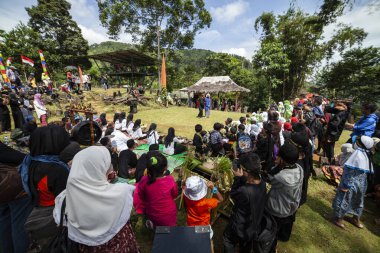 GUNG PADANG, CIANJUR, İNDONEZYA - 6 MAYIS 2016 Dağ üretimi çerçevesinde sahne sanatları