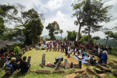 GUNG PADANG, CIANJUR, İNDONEZYA - 6 MAYIS 2016 Dağ üretimi çerçevesinde sahne sanatları