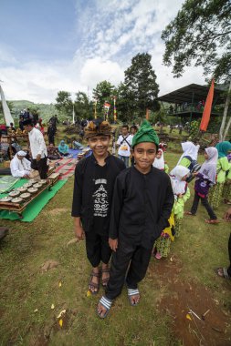 GUNG PADANG, CIANJUR, İNDONEZYA - 6 MAYIS 2016 Dağ üretimi çerçevesinde sahne sanatları