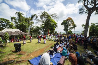 GUNG PADANG, CIANJUR, İNDONEZYA - 6 MAYIS 2016 Dağ üretimi çerçevesinde sahne sanatları