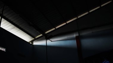 Işık havalandırma yarığından girer.