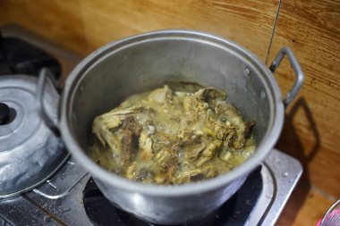 Tavuğu kaynatarak pişir