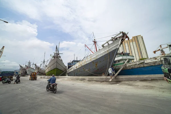 PELABUHAN SUNDA KELAPA, İNDONEZYA - 13 Ekim 2016: limanda gün boyunca yoğun faaliyet