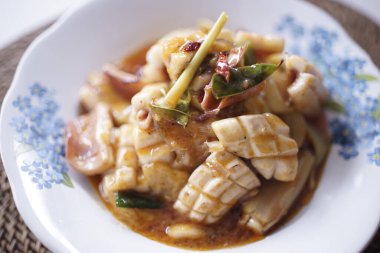 Cumi Asam Manis. Bir tabakta servis edilir, yemeye hazır.