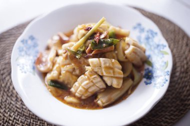 Cumi Asam Manis. Taze mürekkep balığı, sos ve Endonezya 'ya özgü baharatlardan oluşur.