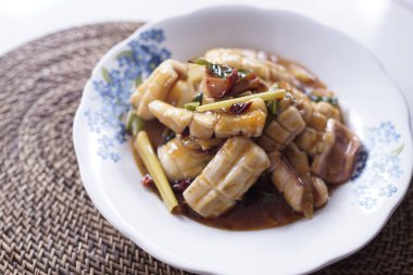 Lokantanın yemek menüsünün fotoğrafı için tatlı mürekkep balığı.