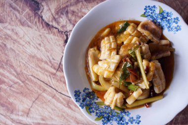 İstiridye soslu tatlı ve ekşi kalamar.