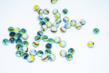 Beyaz arka planda izole edilmiş renkli cam misket oyuncaklarına yakın plan