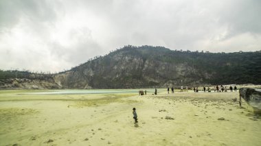 KAWAH PUTIH, CIWIDEY BANDUNG İNDONESYA - 12 Ekim 2023. Ciwidey West Java 'daki Kawah Putih Krateri Gölü, Bandung Endonezya