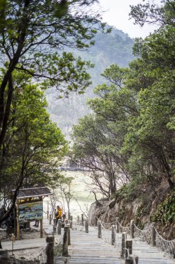 KAWAH PUTIH, CIWIDEY BANDUNG İNDONESYA - 12 Ekim 2023. Ciwidey West Java 'daki Kawah Putih Krateri Gölü, Bandung Endonezya