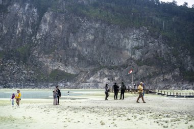 KAWAH PUTIH, CIWIDEY BANDUNG İNDONESYA - 12 Ekim 2023. Ciwidey West Java 'daki Kawah Putih Krateri Gölü, Bandung Endonezya