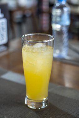 Bir bardak% 100 portakal suyu ya da portakal keseleri ve meyve dilimli jeruk.