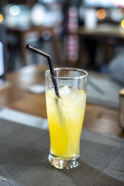 Bir bardak% 100 portakal suyu ya da portakal keseleri ve meyve dilimli jeruk.