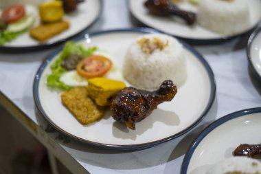 Pirinçli ızgara tavuk, Nasi Ayam Bakar Lalapan, Endonezya tavuğunun otantik tarifi.