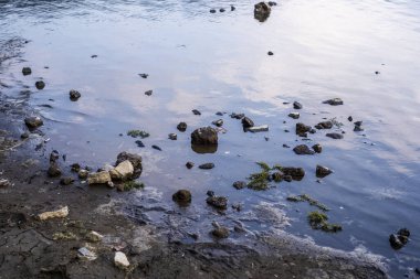 Gölde plastik atık ve taş koleksiyonu var.