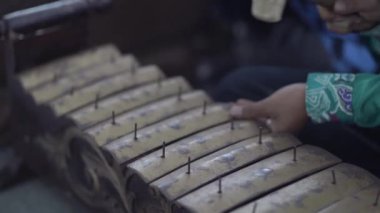 Gamelan, Endonezya 'nın geleneksel müzik enstrümanlarından biridir. Gamelan, Java, Sunda ve Bali gibi çeşitli bölgelere sahiptir..