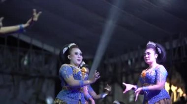 Bogor, Endonezya. 3 Haziran 2023: Jaipongan, Endonezya 'da çok popüler olan ve Karawang bölgesinden gelen geleneksel bir Sundan sosyal dansıdır..