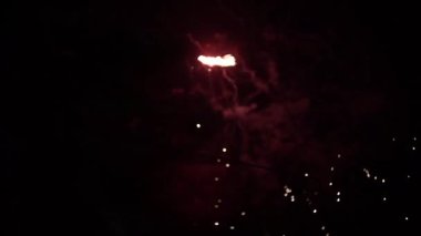Ulusal bayram, yeni yıl partisi ya da kutlama etkinliği boyunca gökyüzünde gerçek renkli havai fişek festivali. Parlayan havai fişek gösterisi.