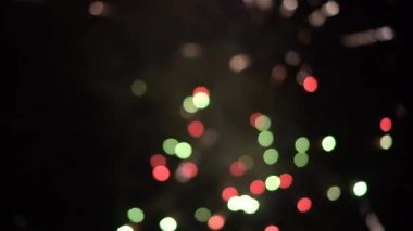 Ulusal bayram, yeni yıl partisi ya da kutlama etkinliği boyunca gökyüzünde gerçek renkli havai fişek festivali. Parlayan havai fişek gösterisi.