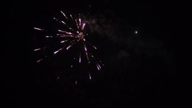 Ulusal bayram, yeni yıl partisi ya da kutlama etkinliği boyunca gökyüzünde gerçek renkli havai fişek festivali. Parlayan havai fişek gösterisi