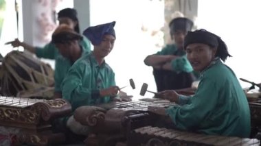 Cianjur, Endonezya 10 10 2022: Gamelan, Endonezya 'nın geleneksel müzik enstrümanlarından biridir. Gamelan, Java, Sunda ve Bali gibi çeşitli bölgelere sahiptir..