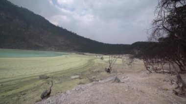 KAWAH PUTIH, CIWIDEY BANDUNG İNDONESYA - 12 Ekim 2023. Ciwidey West Java 'daki Kawah Putih Krateri Gölü, Bandung Endonezya