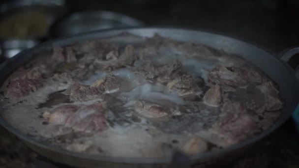 Koka Nötkött Kokande Vatten Att Köttet Mört — Stockvideo