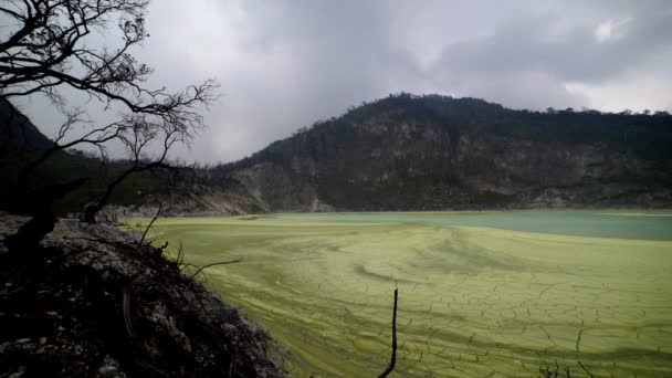 印度尼西亚万隆西爪哇Ciwidey的Timelapse Kawah Putih Crater湖 — 图库视频影像