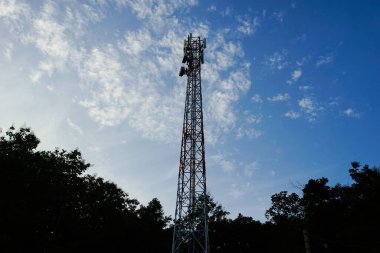 Sinyal kulesi veya cep telefonu kulesi. Mavi gökyüzü üzerinde küresel bağlantı ve internet ağı kavramı.