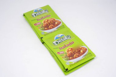 Jakarta, Endonezya. 28 Aralık 2023: Beyaz arka planda izole edilmiş balado çeşnili Desaku markası.