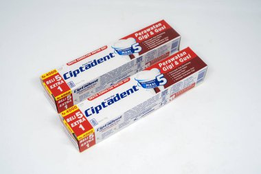 Jakarta, Endonezya. 28 Aralık 2023: Endonezya pazarındaki diş macunu beyaz arka planda izole edilmiş.