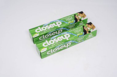 Jakarta, Endonezya. 28 Aralık 2023: Endonezya pazarındaki diş macunu beyaz arka planda izole edilmiş.