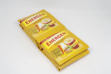 Jakarta, Endonezya. 28 Aralık 2023: Endonezya pazarındaki mısır gevreği içeceği beyaz arka planda izole edilmiş.